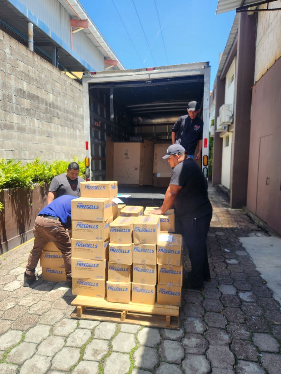 Equipo de CRONOS cargando cajas de mercadería