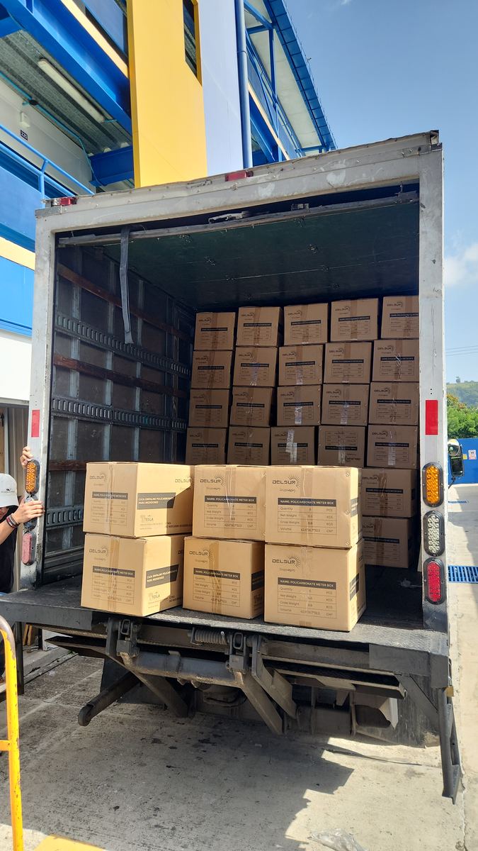 Camión cargado con cajas listas para distribución