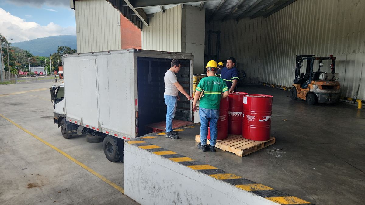 Traslado de barriles de carga industrial
