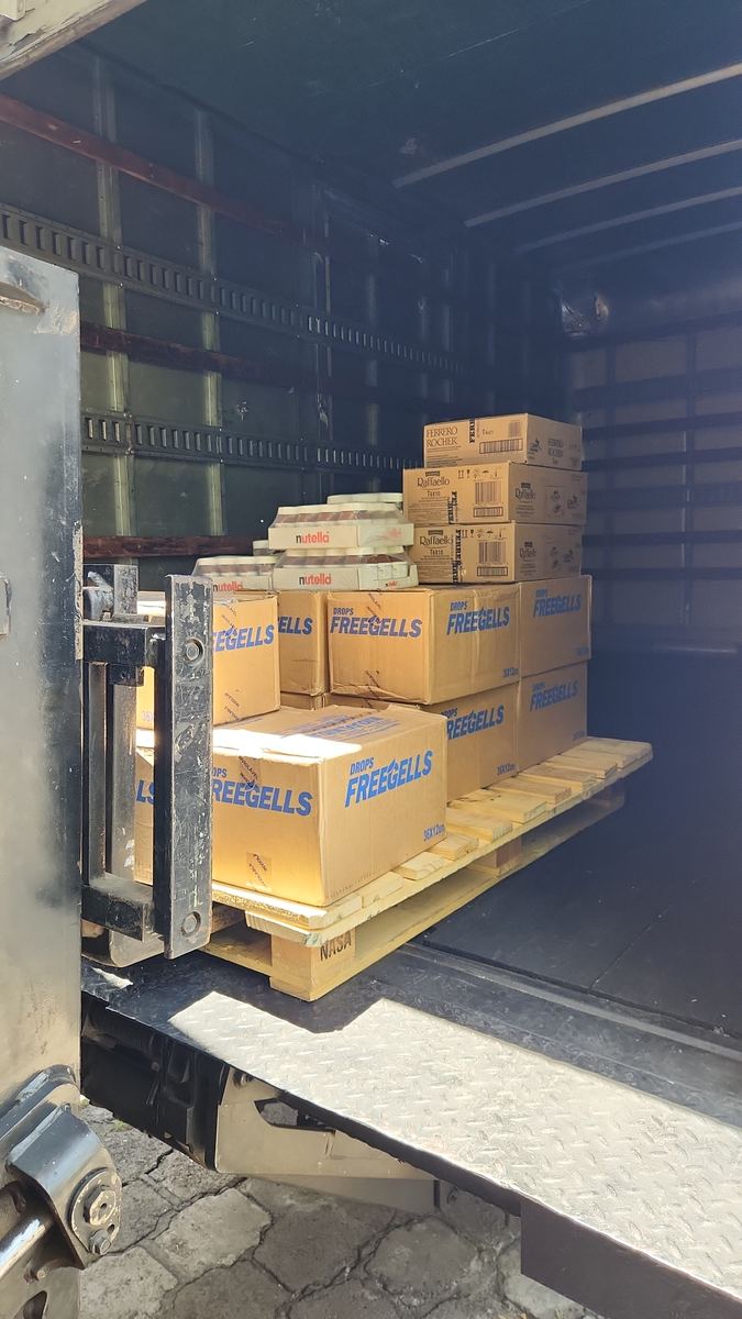 Mercadería subiendo al camión por la plataforma de carga